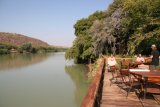 Flussterasse der Kunene River Lodge