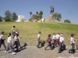 Singende Kindergartenkinder vor Reiterdenkmal